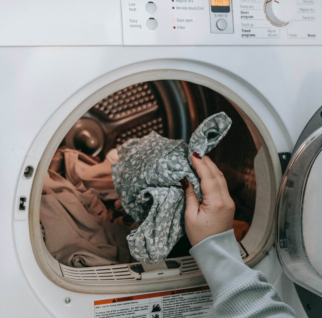 wrzucanie prania do pralki